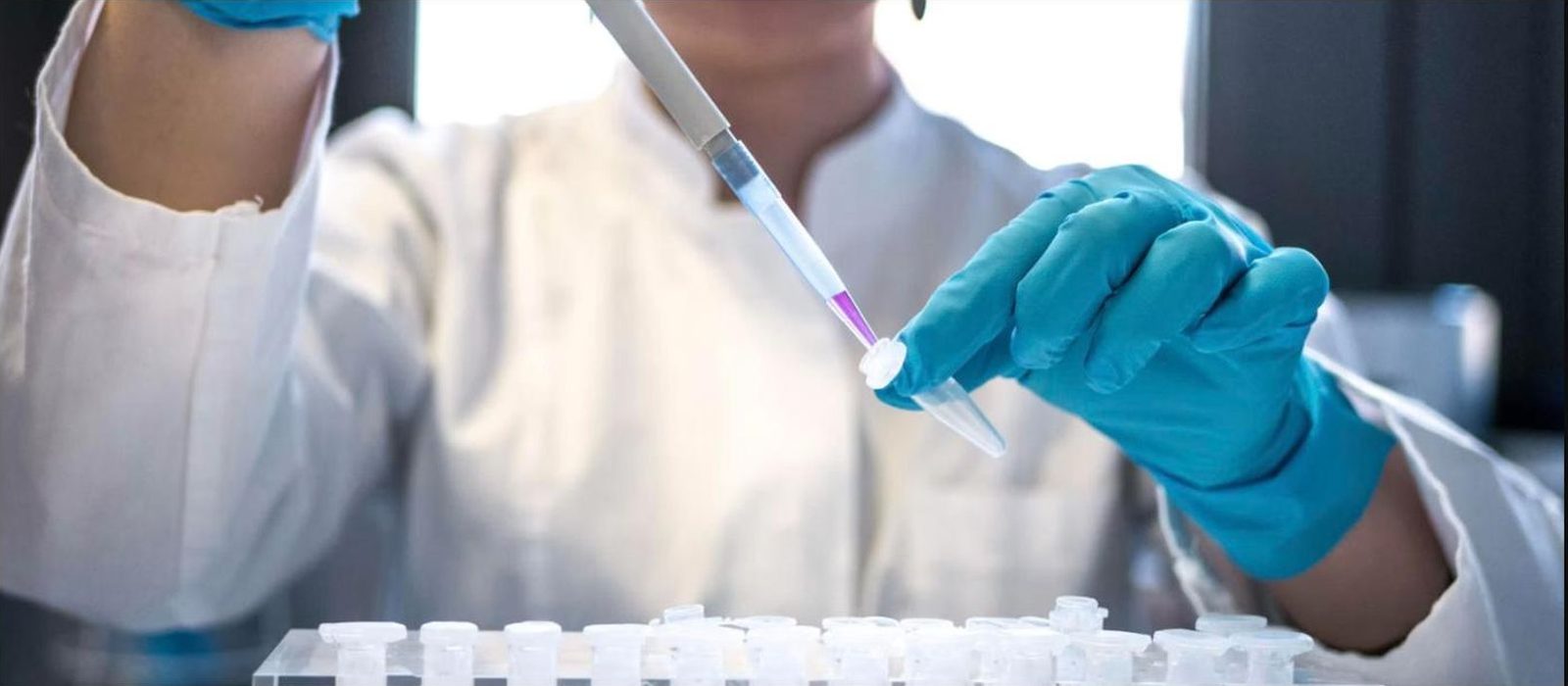 Laboratuvarda pipetle analiz yapan uzman